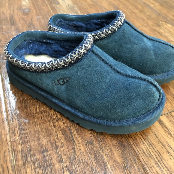 navy blue boy uggs